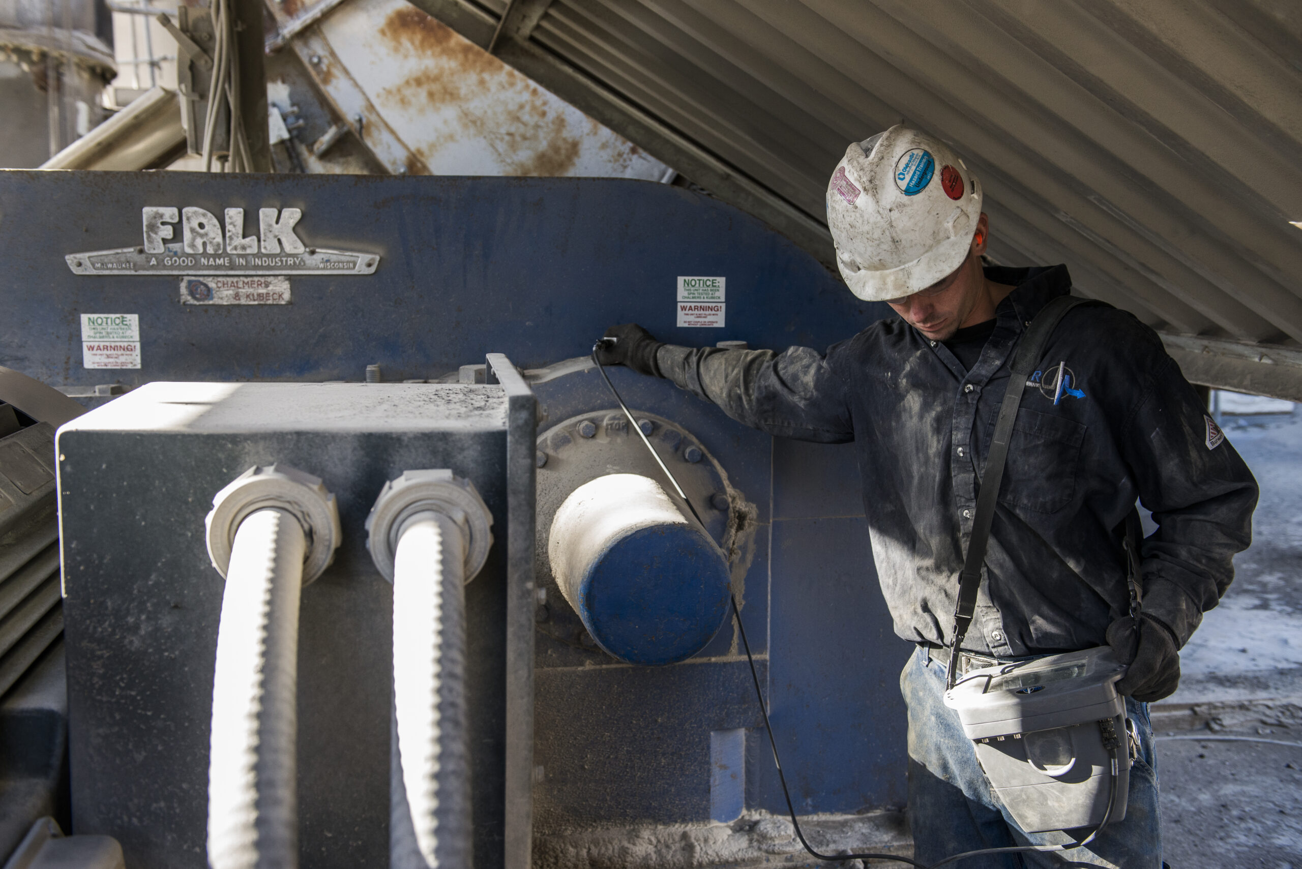 _D8A6349 Engineer using multi-technology predictive maintenance tools